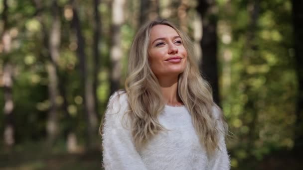 Mutlu Gülümseyen Sarışın Kadın Yaz Ormanında Gün Işığında Dikiliyor Açık — Stok video
