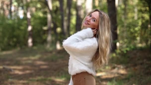 Portrait Femme Heureuse Détendue Regardant Caméra Lancer Longs Cheveux Blonds — Video