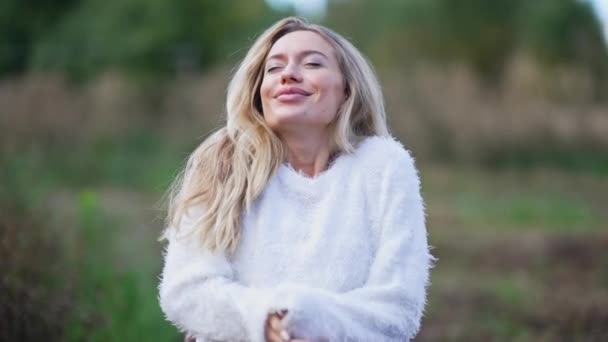 Zadowolona Uśmiechnięta Piękna Kobieta Stojąca Leśnej Łące Ciesząca Się Porankiem — Wideo stockowe