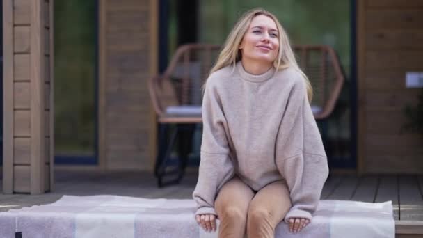 Portret Van Gelukkige Ontspannen Aantrekkelijke Blanke Blonde Vrouw Zittend Houten — Stockvideo