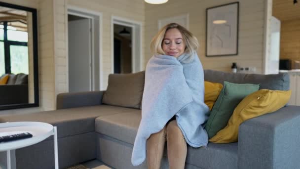 Lykkelig Vakker Kvinne Som Sitter Sofa Dekket Med Teppe Som – stockvideo
