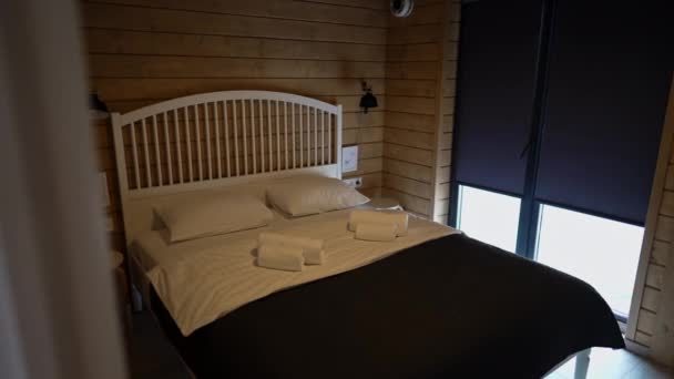 Pat Moale Confortabil Camera Hotel Interior Fără Oameni Mobilier Confortabil — Videoclip de stoc