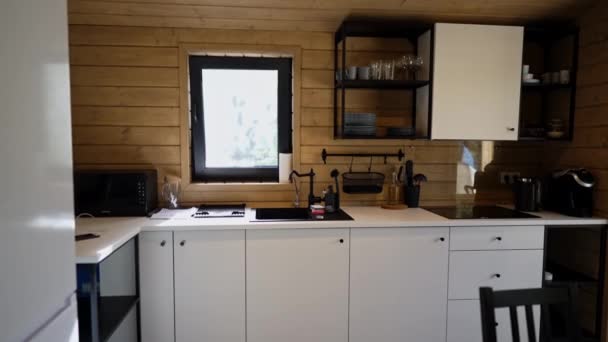 白色的现代化厨房 室内没有人 家用家具和木制墙壁 窗户敞开供通风 — 图库视频影像