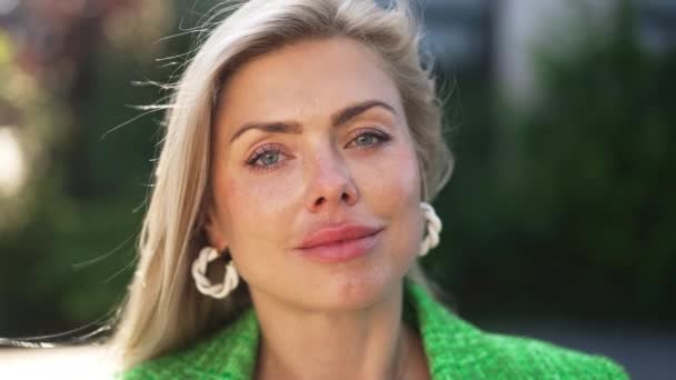 Retrato Headshot Mulher Loira Confiante Com Olhos Azuis Olhando Para — Vídeo de Stock