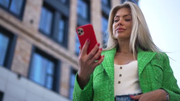 Visão Ângulo Inferior Jovem Mulher Confiante Mensagens Line Aplicativo Smartphone — Vídeo de Stock