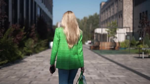 Tillbaka Visa Framgångsrik Kvinna Med Långt Blont Hår Promenader Morgonen — Stockvideo