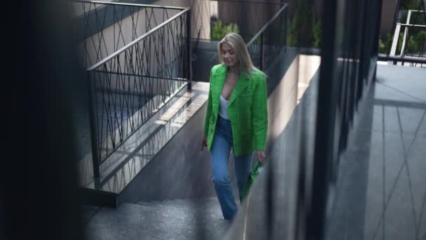 一个自信的女人走在城市的楼上 慢吞吞地离去 成功的金发白人女商人在街上漫步的画像 — 图库视频影像