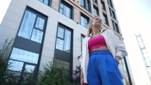 Sonriente Mujer Caucásica Confiada Pie Derecha Edificio Urbano Mirando Alrededor — Vídeos de Stock