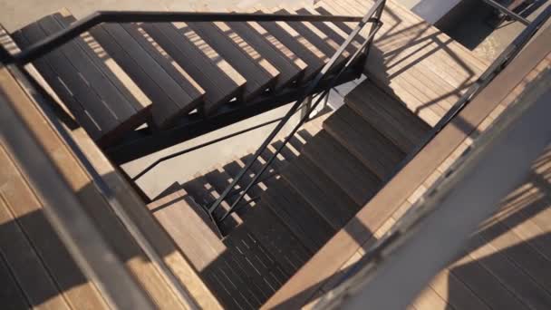 Escaleras Madera Con Vista Ángulo Alto Centro Ciudad Bajo Sol — Vídeos de Stock