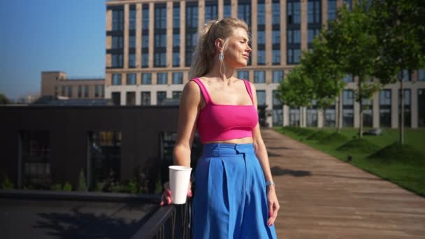 Zelfverzekerde Vrolijke Vrouw Met Koffiekop Zonnige Straat Glimlachend Genietend Van — Stockvideo