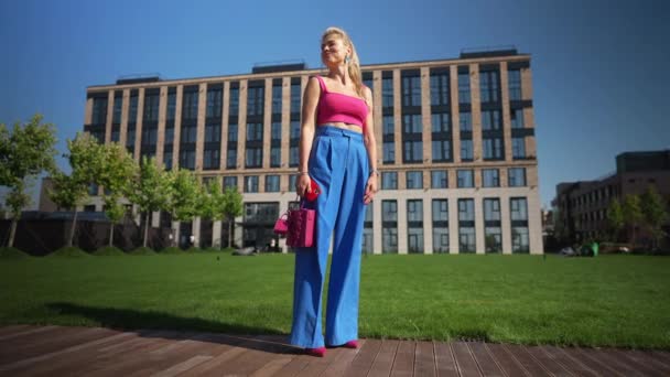 Panorámica Amplia Toma Hermosa Mujer Pie Sol Con Edificio Urbano — Vídeos de Stock