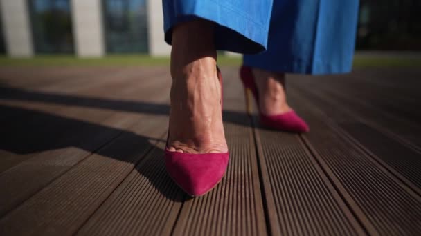 Κοντινό Γυναικείο Πόδι Κόκκινα Ψηλά Τακούνια Και Μπλε Τζιν Ηλιόλουστη — Αρχείο Βίντεο