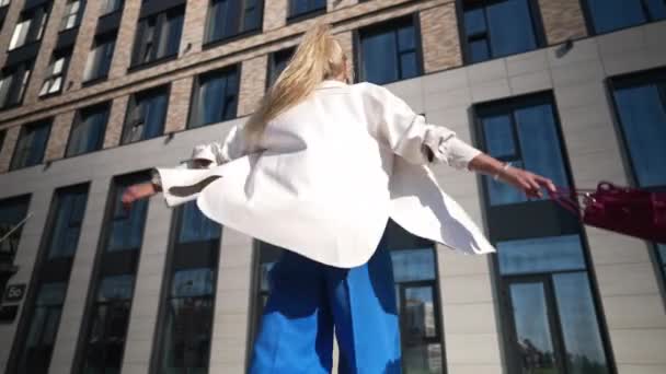 Joyful Woman Spinning Purse Sunny Morning Business Center Urban City — Stock Video