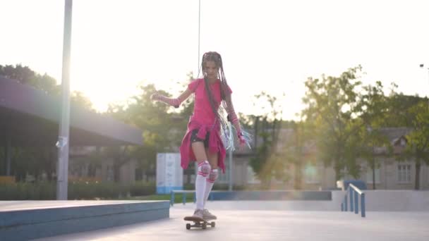Tiro Largo Bonito Concentrado Adolescente Menina Andar Skate Câmera Lenta — Vídeo de Stock