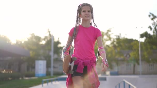 Вид Спереду Впевнена Дівчина Підліток Ковзанами Йдуть Сонячних Променях Повільному — стокове відео