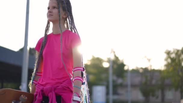 Portrét Sebevědomé Dospívající Dívky Dlouhými Copánky Jak Kráčí Skateboardem Slunečním — Stock video