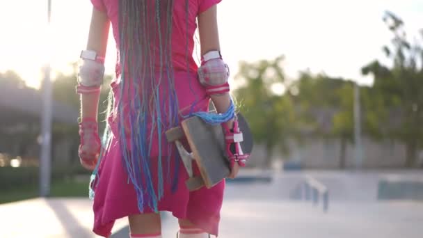 Bakåt Visa Oigenkännlig Vit Tonåring Flicka Promenader Med Skateboard Solstråle — Stockvideo