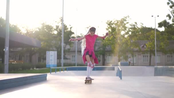 Adolescente Pattinatrice Pattinatrice Che Guida Skateboard Sole Rallentatore Guarda Macchina — Video Stock