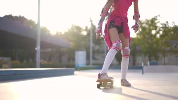 遅い動きで日光の下で認識できないティーン白人の女の子スケートボード スリム自信のあるティーネージャー楽しむ趣味で日当たりの良い朝屋外 — ストック動画
