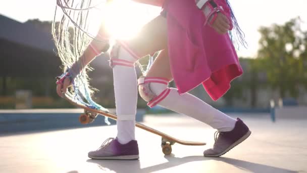 Vista Lateral Menina Adolescente Irreconhecível Raios Sol Colocando Skate Rua — Vídeo de Stock