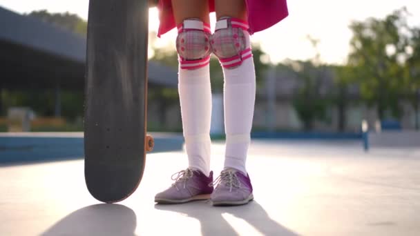 Pernas Adolescente Magro Com Skate Raio Sol Nascer Sol Patinador — Vídeo de Stock