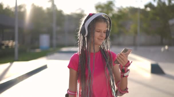 Kulaklıklı Gülümseyen Genç Kızın Portresini Yakınlaştır Akıllı Telefon Uygulamasında Gün — Stok video