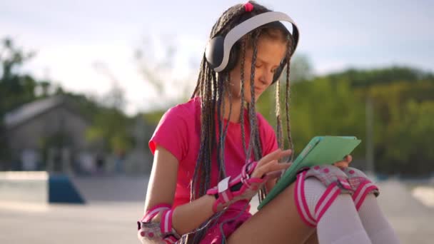 Teenagermädchen Mit Kopfhörern Lächeln Und Hören Musik Nachrichten Online Einer — Stockvideo