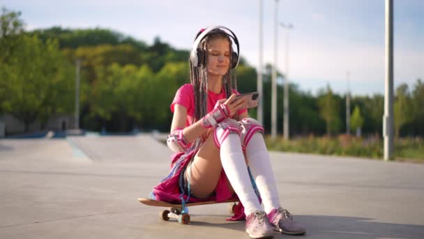 Wide Shot Portrait Smiling Teen Girl Gesturing Peace Slow Motion — Stock Video