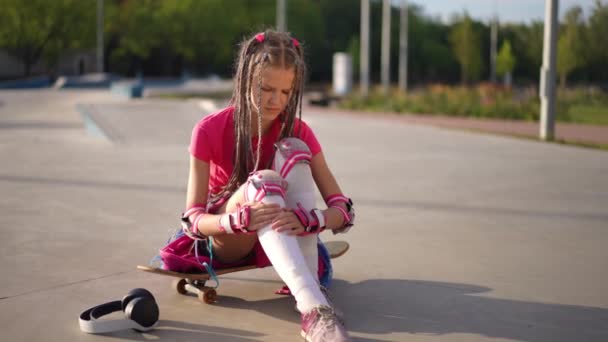 Geniş Açı Yaralı Bacağı Okşayan Üzgün Genç Kız Kamerayı Yavaş — Stok video