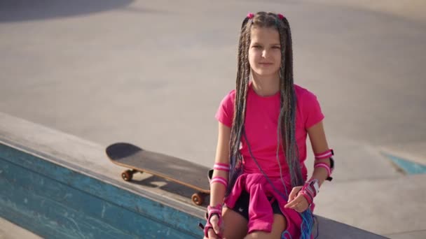 Portrét Dospívající Dívky Zubatým Úsměvem Ukazující Mír Zpomaleném Záběru Dívající — Stock video