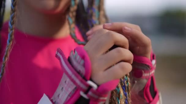Primer Plano Adolescente Manos Femeninas Tocando Largas Coletas Cámara Lenta — Vídeo de stock
