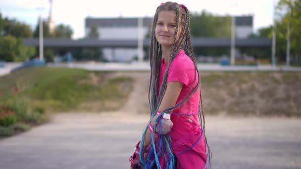 Πορτρέτο Ενθουσιασμένοι Έφηβος Κορίτσι Κοιτάζοντας Κάμερα Και Γυρίζοντας Σακίδιο Αργή — Αρχείο Βίντεο