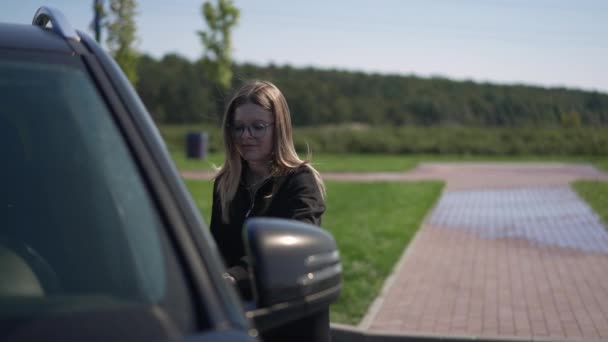 Pozytywna Młoda Kobieta Okularach Wchodząca Samochodu Otwierająca Drzwi Siedząca Fotelu — Wideo stockowe