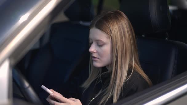 Нервова Агресивна Молода Жінка Яка Читає Повідомлення Додатку Смартфона Викидає — стокове відео