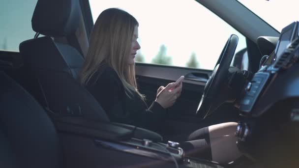 侧面看愤怒不满的年轻女人坐在阳光下 坐在司机座位上阅读短信 扔掉智能手机 怒气冲冲的白人女士在慢动作中打手势 — 图库视频影像