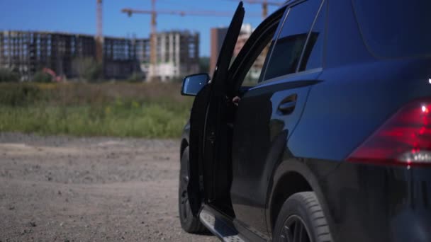 Pewna Siebie Młoda Kobieta Wysiadająca Dużego Czarnego Samochodu Odjeżdżająca Zwolnionym — Wideo stockowe