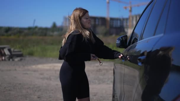 Nervöse Verzweifelte Junge Frau Zieht Autotür Nicht Öffnen Fahrzeug Seufzend — Stockvideo