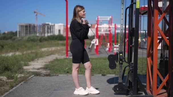 Sidovy Motiverade Kaukasiska Unga Kvinna Träna Armmusklerna Slow Motion Utomhus — Stockvideo