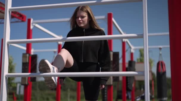 Retrato Esportistas Motivados Concentrados Que Treinam Músculos Das Pernas Câmera — Vídeo de Stock
