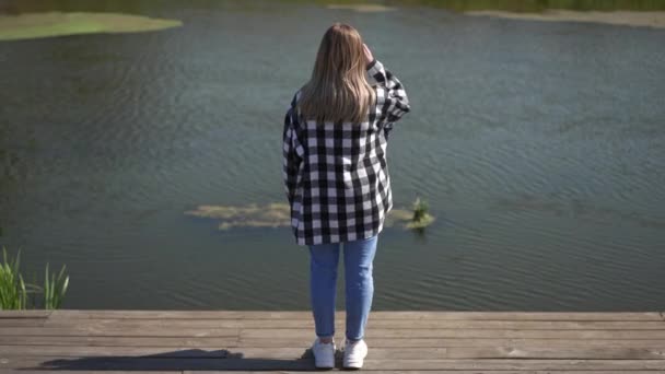 Vista Posterior Irreconocible Joven Mujer Admirando Río Parque Pie Muelle — Vídeo de stock