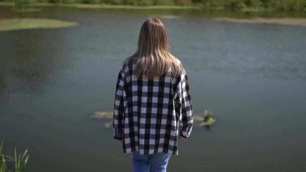 Вид Ззаду Молода Жінка Йде Річки Розтягує Руки Сонячними Ваннами — стокове відео