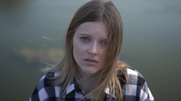 Närbild Porträtt Deprimerad Vacker Ung Kvinna Tittar Kameran Stående Flodstranden — Stockvideo