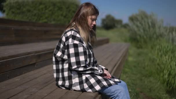 Widok Boku Portret Znudzonej Młodej Smutnej Kobiety Siedzącej Parku Odwracającej — Wideo stockowe