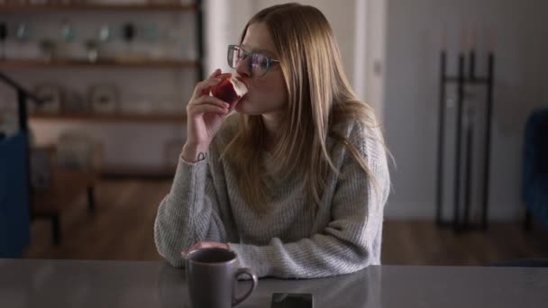 Junge Süße Frau Isst Köstlichen Pfirsich Zeitlupe Messaging Online Den — Stockvideo