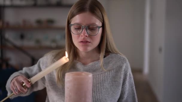 Schöne Selbstbewusste Junge Kaukasische Frau Mit Brille Die Wohnzimmer Kerzen — Stockvideo