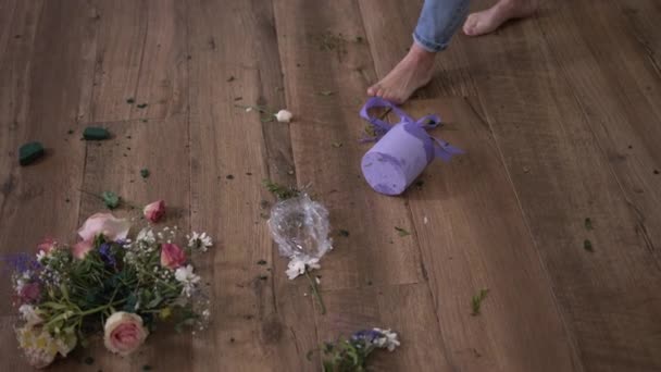우울한 여자의 슬로우 모션에서 꽃다발 바닥에 인식할 코카서스 절망적인 집에서 — 비디오