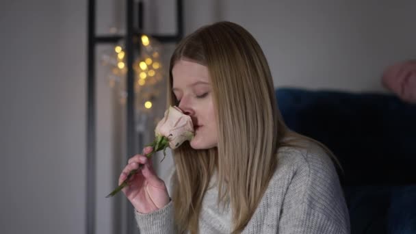 Fiatal Rózsaszagot Érez Amint Lassított Felvételen Eldobja Virágot Oldalsó Szög — Stock videók