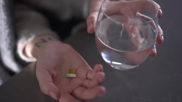 Närbild Kvinnliga Kaukasiska Händer Med Droger Och Glas Vatten Skakar — Stockvideo