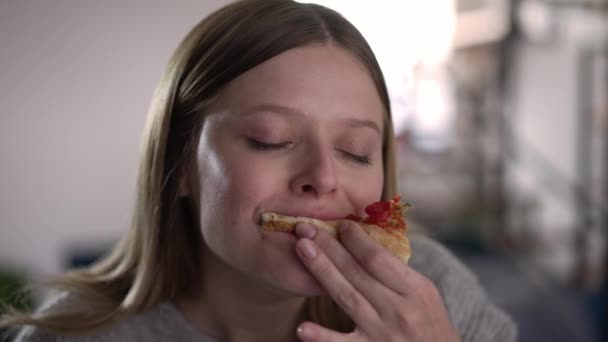 Zdjęcie Uśmiechniętej Białej Kobiety Jedzącej Smaczną Pizzę Pyszny Sos Zwolnionym — Wideo stockowe