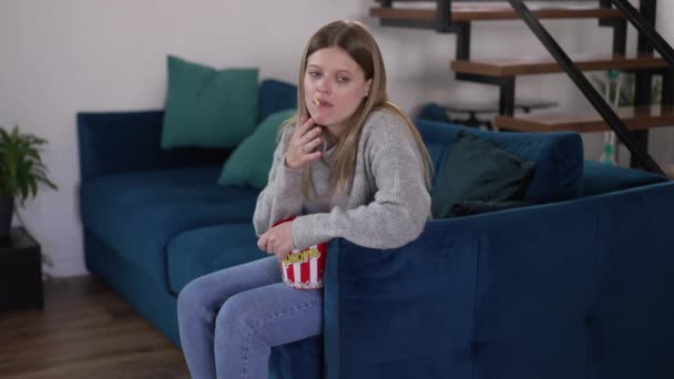 Jonge Depressieve Vrouw Die Popcorn Eet Wegkijkt Bank Woonkamer Portret — Stockvideo